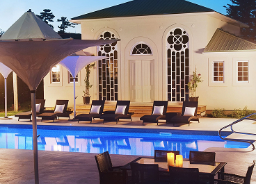 Manoir Chamberland piscine extérieure éclairée et terrasse