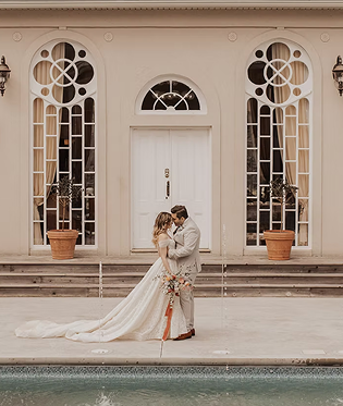 Mariage au Manoir Chamberland devant la façade élégante