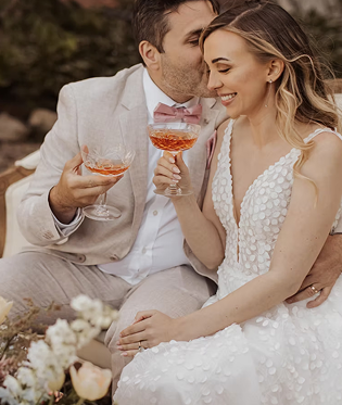 Couple avec cocktails lors d’un mariage Manoir Chamberland