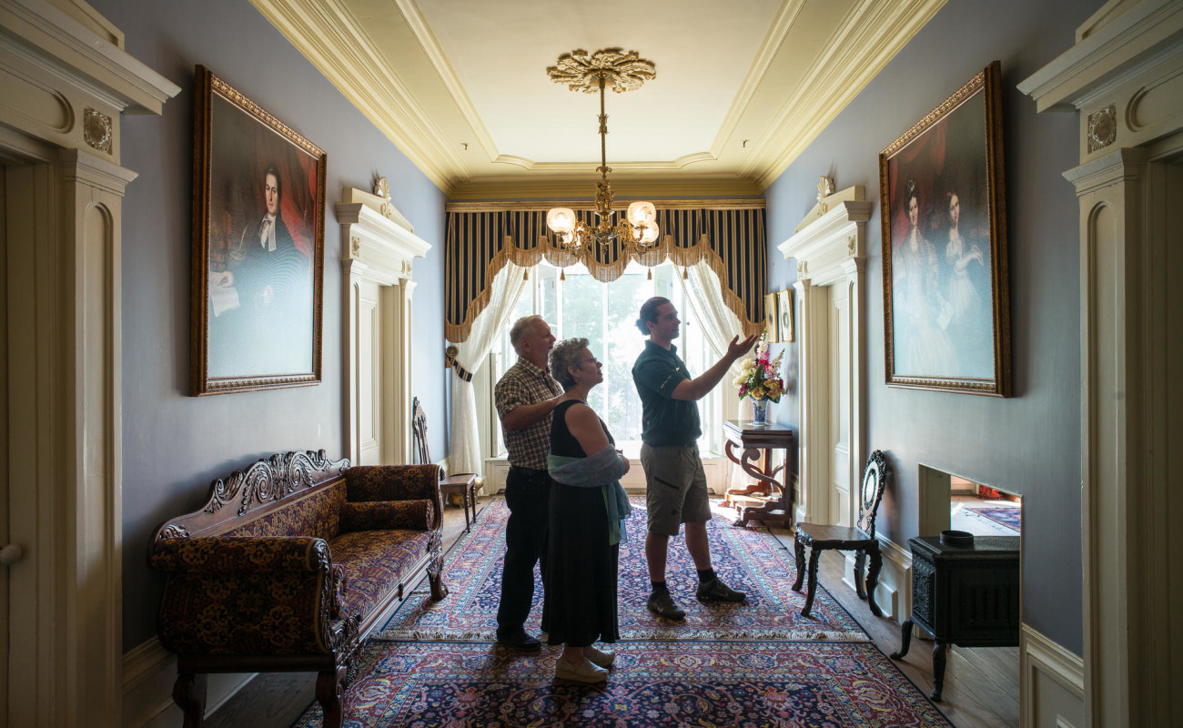 Architecture et décor d’époque dans une résidence patrimoniale de Montebello