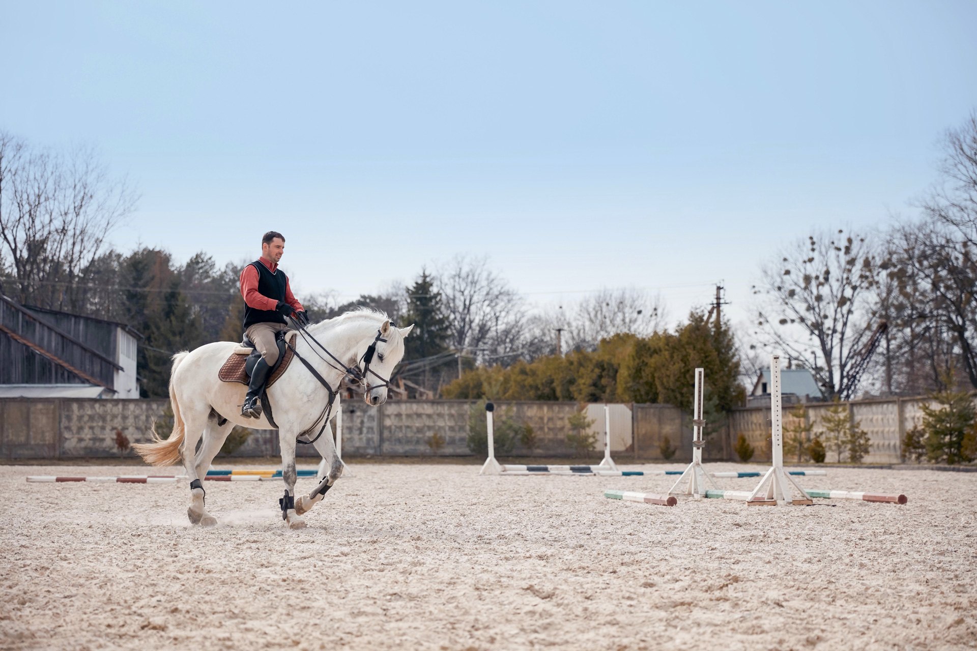 Cavalier à cheval dans le manège extérieur des Écuries Stables près de Montebello