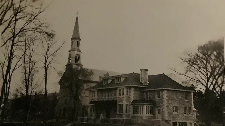 Bâtiments historiques témoignant de l’histoire de Montebello
