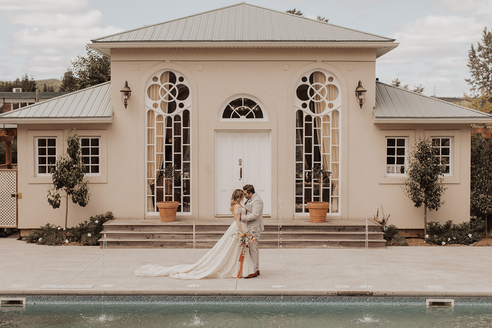 Mariage au Manoir Chamberland devant la façade élégante