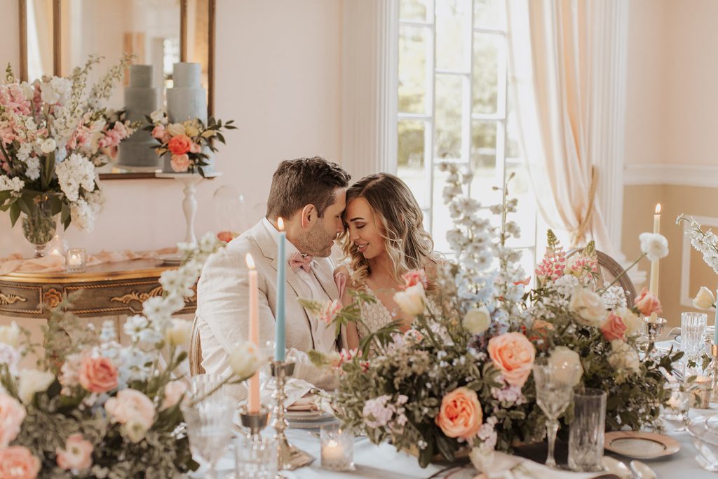 Couple célébrant son mariage dans une salle de réception du Manoir Chamberland