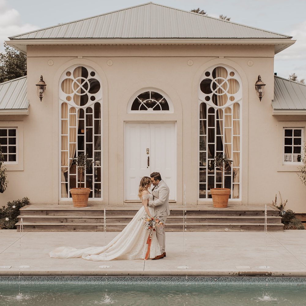 Mariage au Manoir Chamberland devant la façade élégante